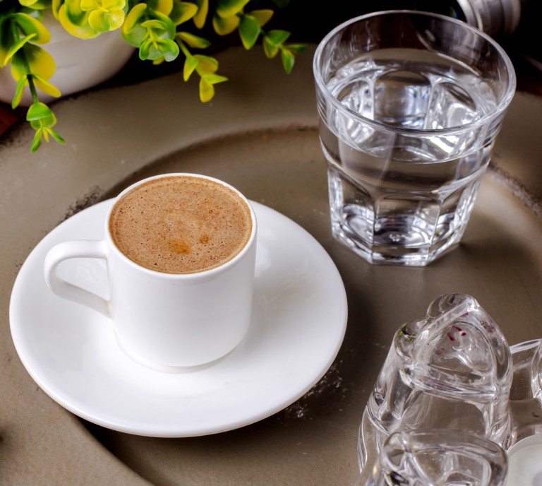 ¿Por qué el buen café se sirve con un vaso de agua?